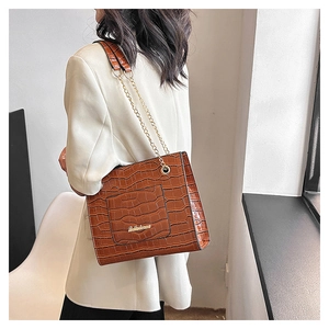 Détail du sac cabas marron caramel gaufré croco avec logo doré Belladonna et bandoulière chaîne