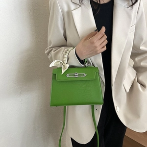 Grüne Handtasche aus strukturiertem Leder mit Seidenschal und abnehmbarem Schultergurt