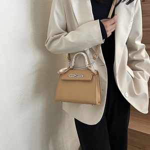 Minimalistische khakifarbene Kelly-Tasche aus Leder mit Seidentuchgriff und Silberschloss