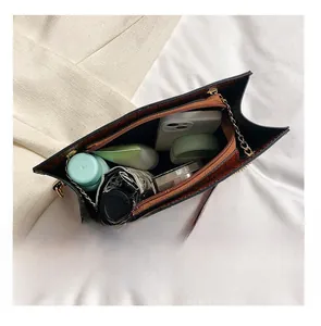 Rangement intérieur d'un sac cabas marron effet croco avec téléphone et cosmétiques