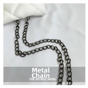 Nahaufnahme der weißen gesteppten Ledertextur mit dunkelgrauer Metall-Hardware-Kette