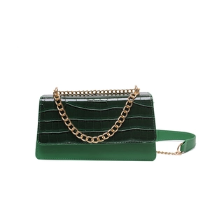 Sac à bandoulière vert effet crocodile avec chaîne dorée et cuir synthétique