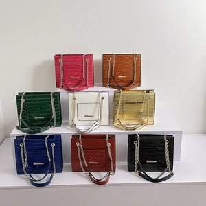 Variété de sacs cabas à motif pierre brillant avec bandoulières en chaîne dorée colorée