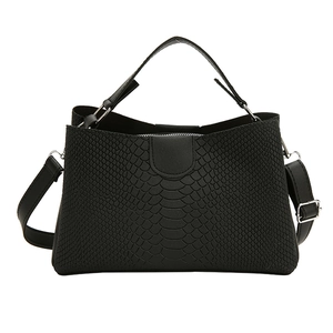 Minimalistische schwarze PU-Handtasche mit Schlangenprägung und verstellbarem Gurt