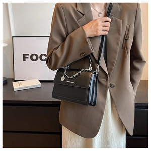 Dettaglio borsa a tracolla in pelle nera con catena argentata e scritta Fashion & Bags