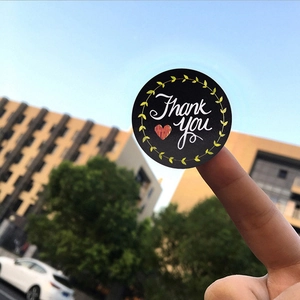 Autocollants ronds noirs Thank You avec couronne de feuilles et cœur pour scellage