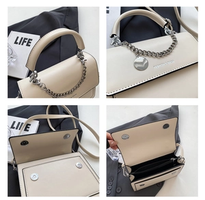 Dettaglio della borsa squadrata beige con catena d'argento e scomparti interni utili