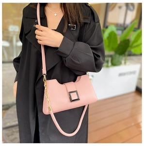 Borsa sottobraccio rosa in ecopelle con catena dorata e fibbia quadrata nera