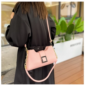 Borsa a spalla in pelle rosa martellata con fibbia in metallo nero e catena