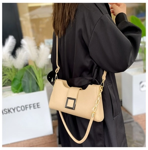 Dettaglio borsa a tracolla beige in pelle con tracolla a catena e fibbia quadrata