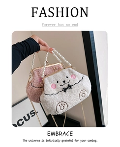 Detalle de bolsos de peluche tipo nube en rosa y blanco con asas de perlas y cadenas