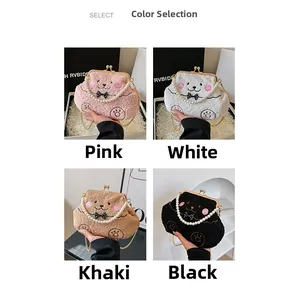 Detalle de bolsos de peluche en cuatro colores con asas de perlas y bordado de oso
