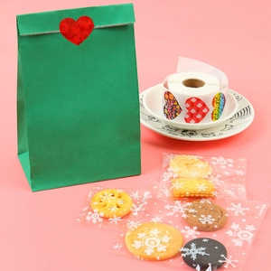 Roll of 1 inch heart-shaped adhesive stickers for Valentine gift wrapping and bag sealing