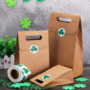 Sacchetti regalo in carta kraft con adesivi a trifoglio per il giorno di San Patrizio