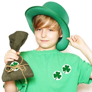 Completo di San Patrizio con maglietta a quadrifoglio, cappello verde e borsa di iuta