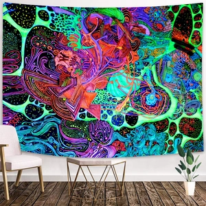 Artistiek detail van psychedelisch boswandkleed met neonkleuren hangend aan een witte muur
