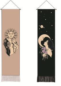 Tapisserie bohème avec motifs lune, soleil et fleurs, agrémentée de pompons chics