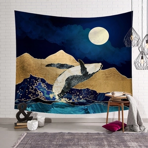 Tapisserie murale nordique avec baleine sur vagues de mer et montagnes dorées chic