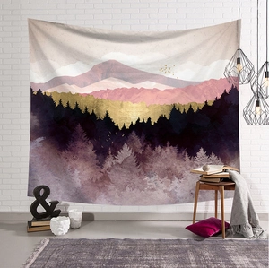Tapisserie murale nordique avec montagnes roses et forêt dorée pour décoration intérieure