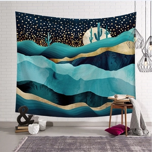 Détail d'une tapisserie nordique avec montagnes bleues et lune dorée sur mur de briques