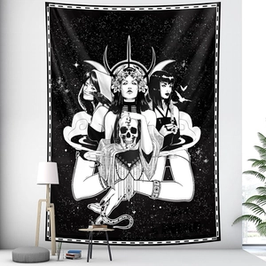 Détail d'une tapisserie gothique de la déesse triple avec crâne et motifs de lune