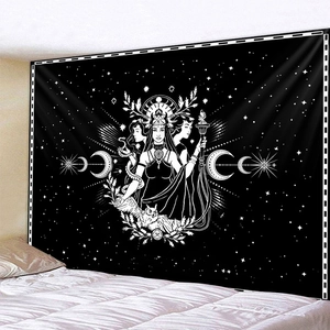 Détail de la tapisserie tarot Hécate avec cycles lunaires et hibou sur un mur
