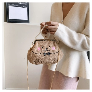 Detalle de bolso de lana de cordero con asa de perlas y correa de cadena dorada