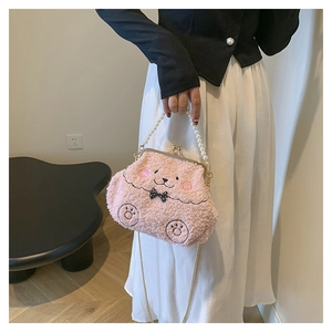 Detalle de bolso de peluche rosa con asa de perlas, cadena dorada y bordados suaves