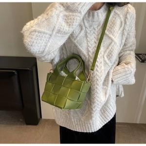 Dettaglio della borsa a tracolla intrecciata verde con fodera interna a coulisse