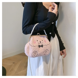 Detalle de bolso nube de felpa rosa con asa de perlas y bordado con textura