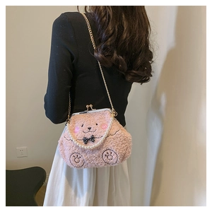 Bolso de peluche rosa con forma de oso, asa de perlas y cadena dorada larga