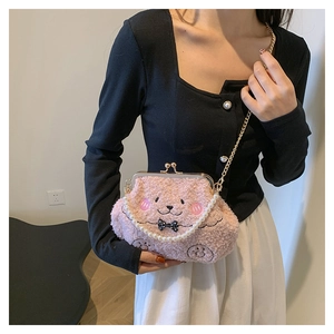 Detalle de bolso nube de felpa rosa con asa de perlas y bordado de dibujos