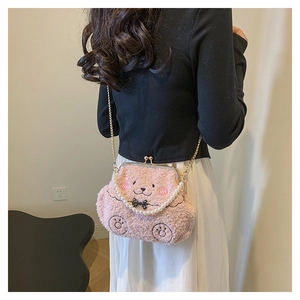 Detalle del bolso de felpa rosa con bordado de oso y cadena de perlas suave