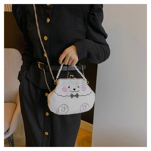 Primer plano de bolso de peluche blanco con asa de perlas y cadena dorada en modelo