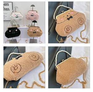 Detalles del bolso de peluche con forma de oso, asa de perlas y cadena dorada