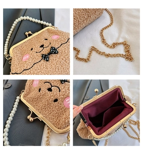 Detalle del bolso osito de peluche marrón con asa de perlas y correa de cadena metal