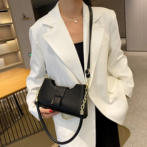 Elegante borsa sottobraccio in pelle nera motivo litchi con catena dorata e tracolla