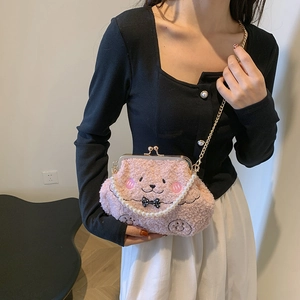 Bolso de nube rosa suave con asa de perlas y bordado de dibujos con cadena dorada