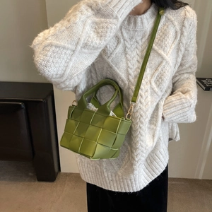 Borsa a tracolla intrecciata verde avocado con manico e custodia interna a coulisse