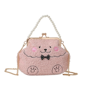 Bolso de peluche rosa con asa de perlas, cadena dorada y bordado de oso lindo