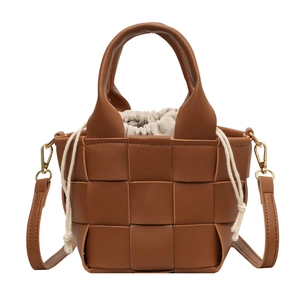 Secchiello in pelle intrecciata marrone con inserto in tela a coulisse e tracolla