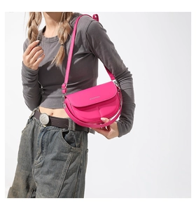 Borsa a sella rosa a tracolla con tracolla regolabile e dettaglio logo argento inciso