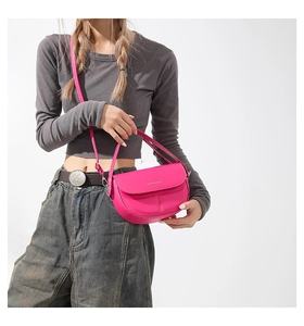 Dettaglio borsa a sella rosa fluo con logo Fashion & Bags e sottile tracolla regolabile