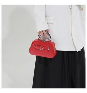 Détail du sac boîte vintage rouge avec boucle de ceinture et poignée en U