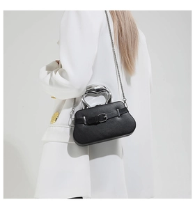 Vue mannequin d'un sac boîte noir avec poignée coeur argentée et bandoulière chaîne