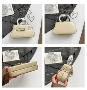 Détail du sac à main champagne avec poignée métallique fluide argentée et bandoulière