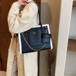 Dames zwarte leren tote tas met witte sherpa bies en gouden ketting schouderband