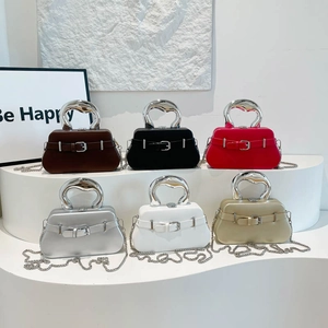 Sac à main minimaliste à chaîne avec grande poignée en métal en six couleurs variées
