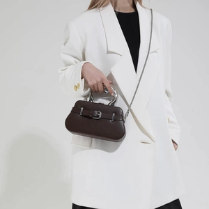 Sac à main en cuir marron foncé mat avec poignée anneau argentée et chaîne métal