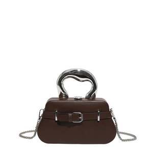 Sac à main boîte marron avec poignée en métal liquide argenté et boucle de ceinture